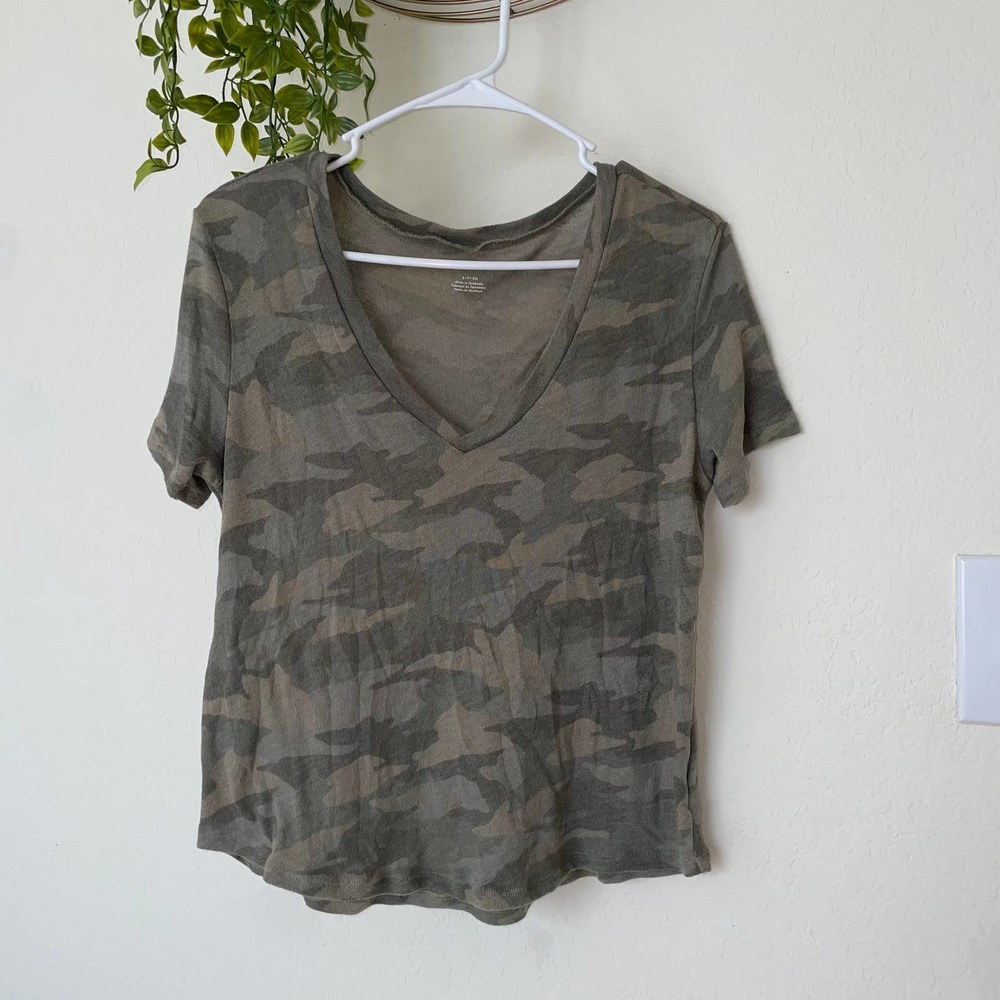 american eagle camo v-neck top small